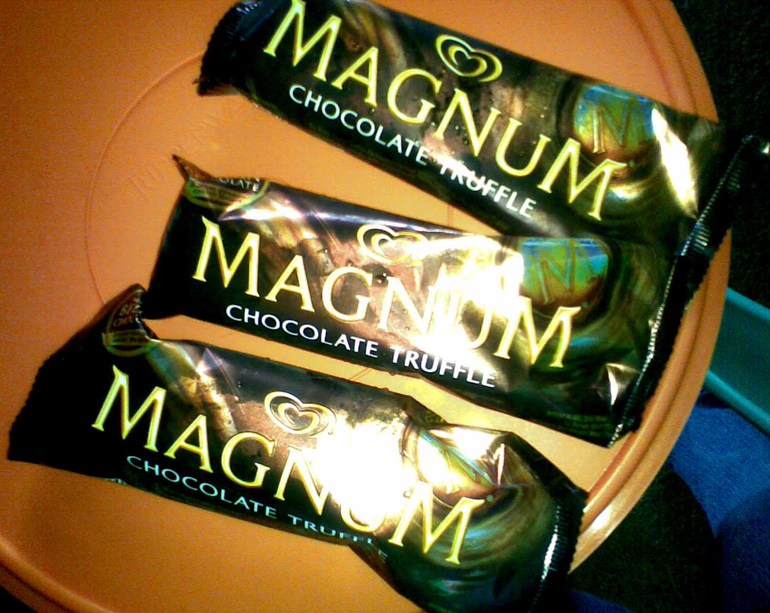 Detail Es Krim Magnum Di Tangan Nomer 18