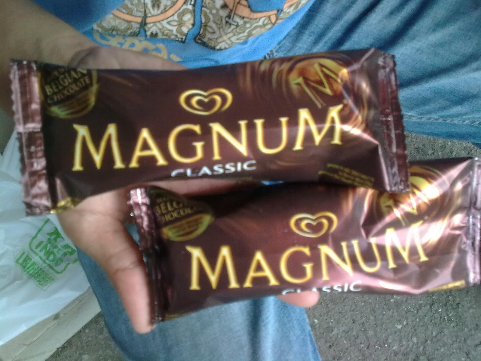 Detail Es Krim Magnum Di Tangan Nomer 26