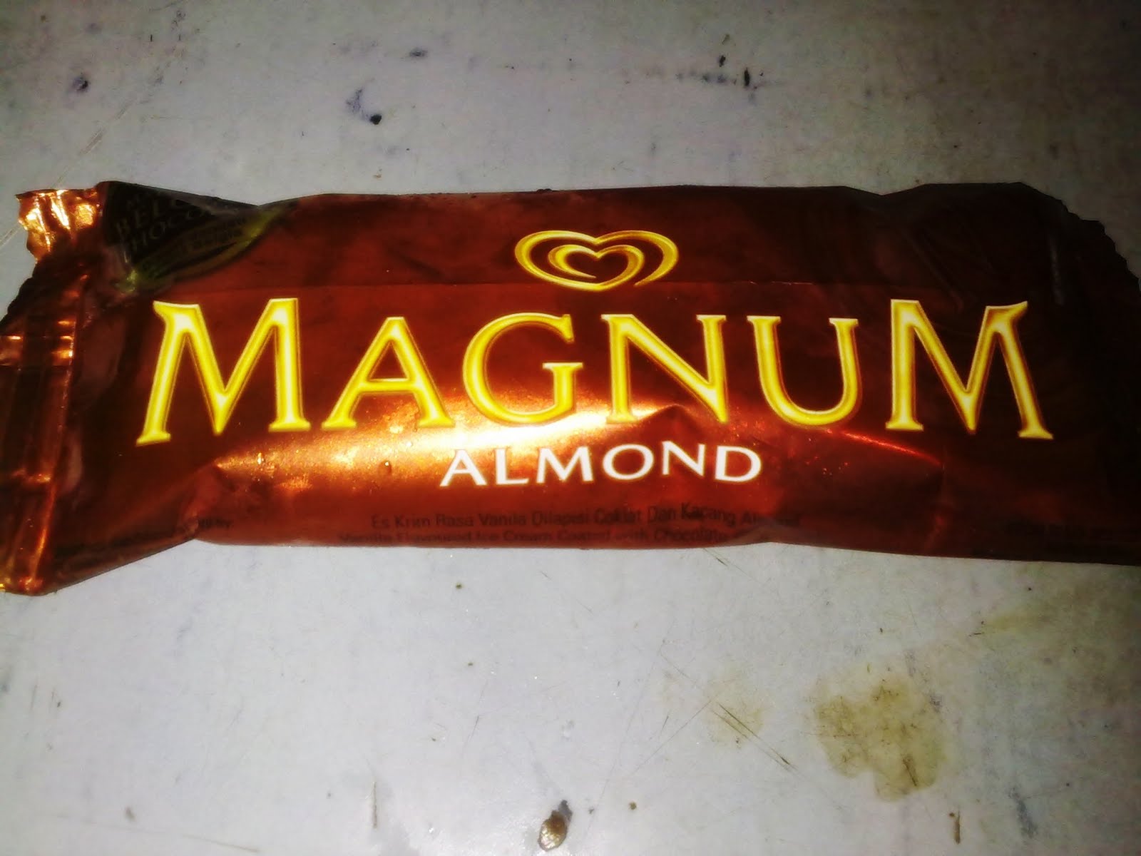 Detail Es Krim Magnum Di Tangan Nomer 45