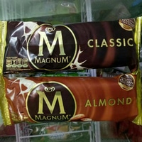 Detail Es Krim Magnum Di Tangan Nomer 5