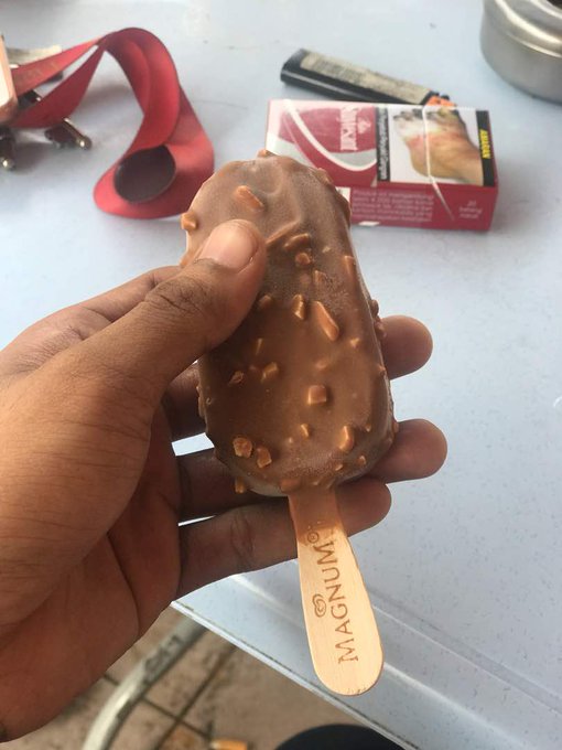 Detail Es Krim Magnum Di Tangan Nomer 7