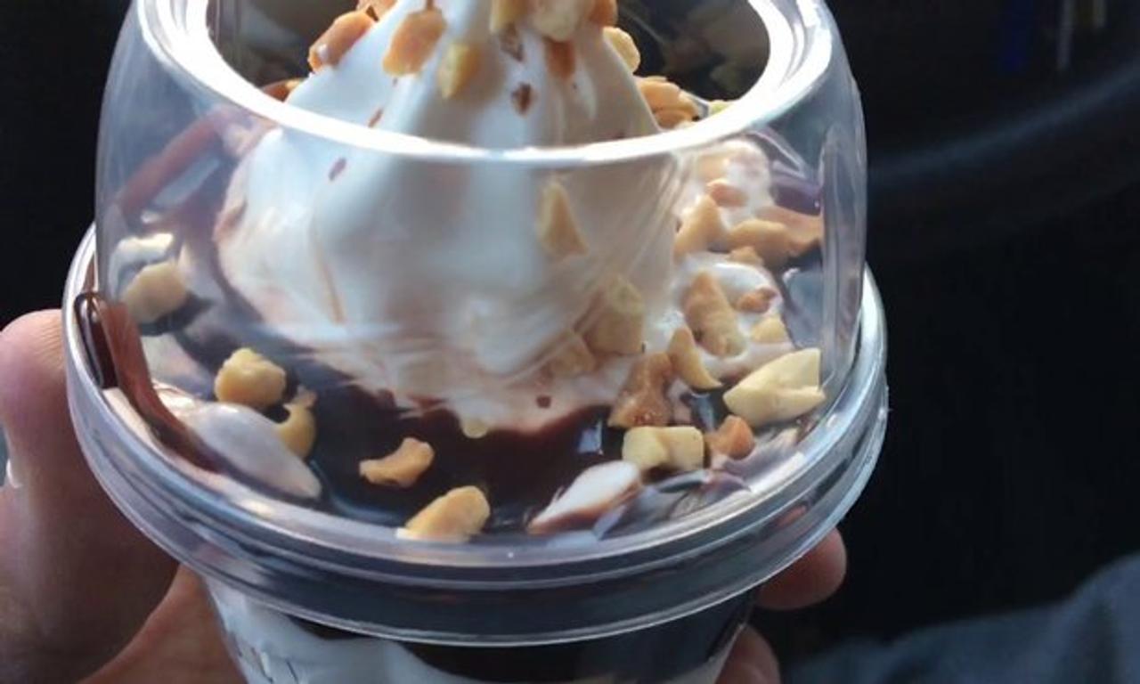 Detail Es Krim Sundae Mcdonald Nomer 10