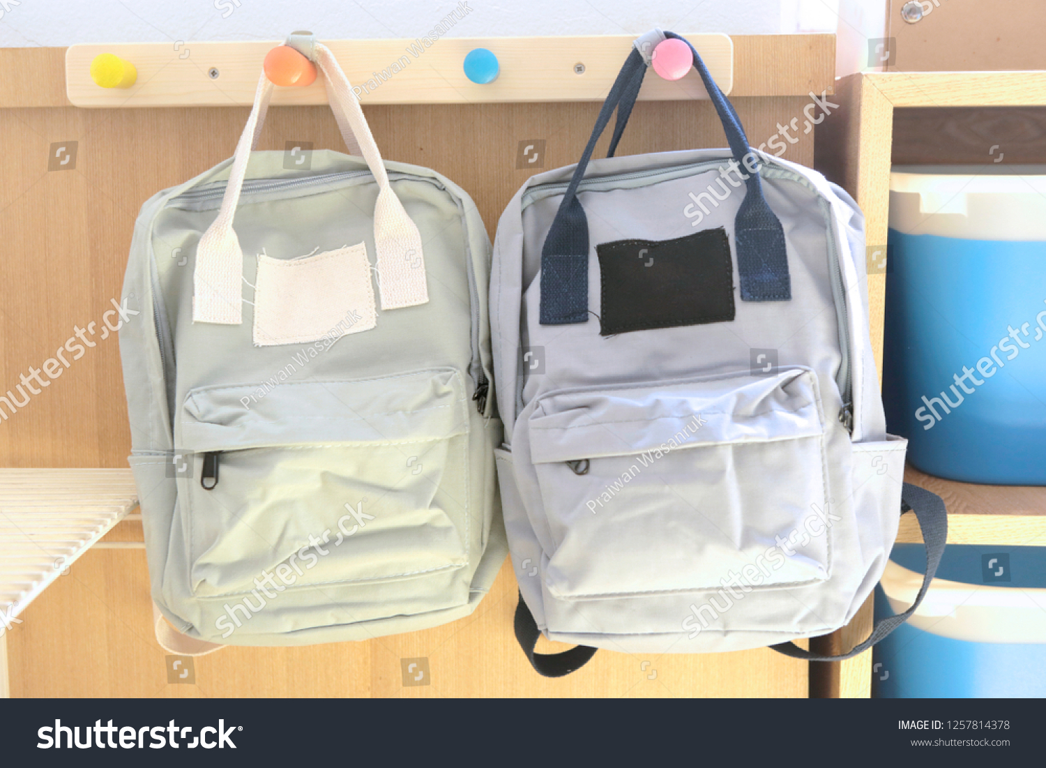 Detail Backpack On Hook Clipart Nomer 15