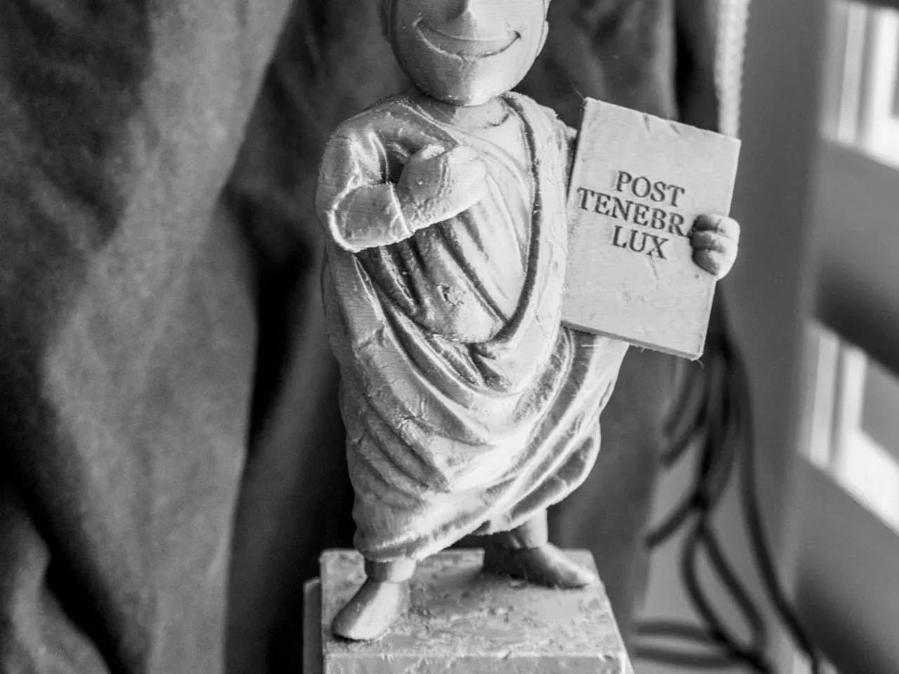 Detail Fallout 4 Vault Boy Statue Nomer 46