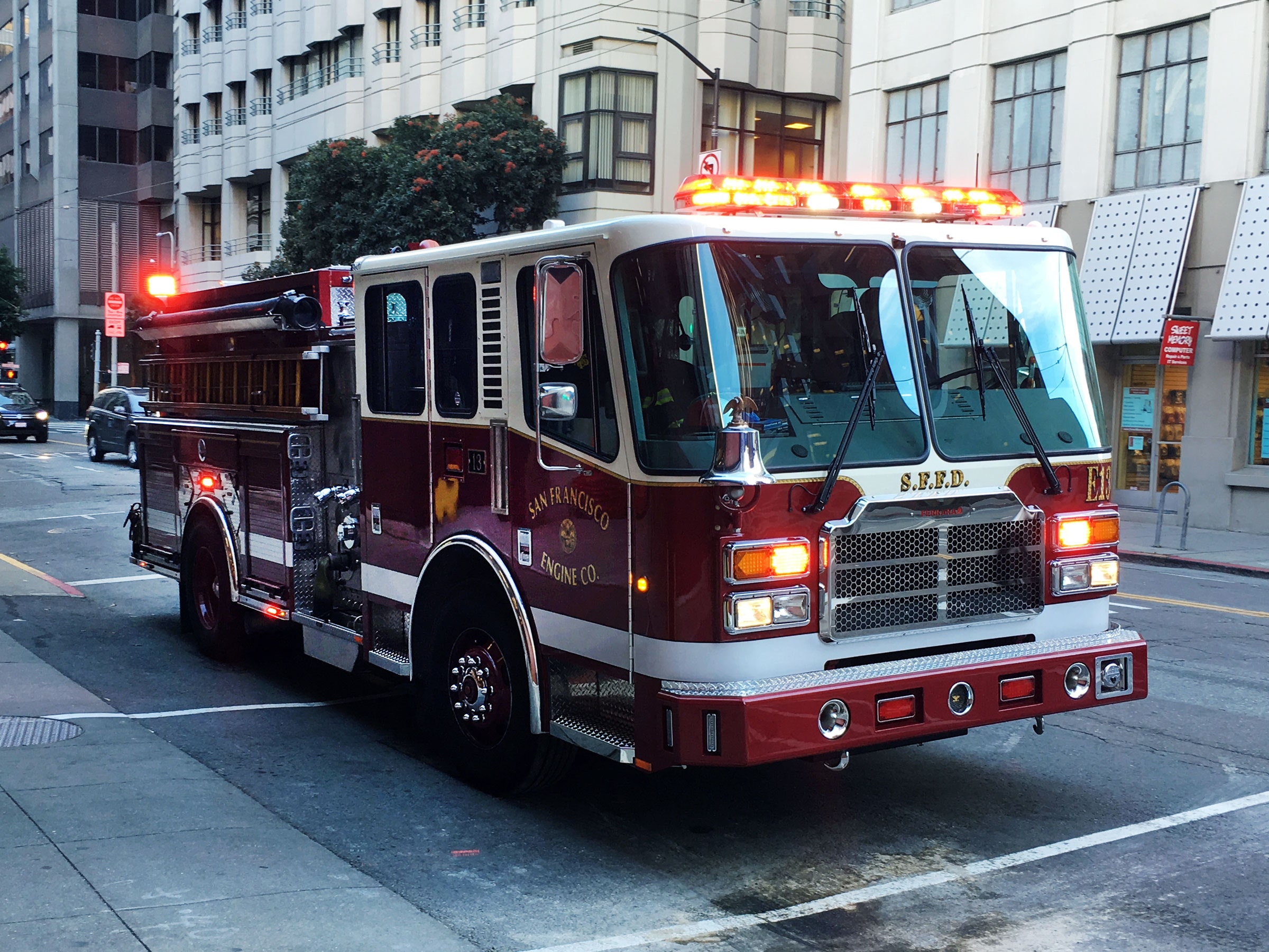 Detail Fire Engine Image Nomer 12
