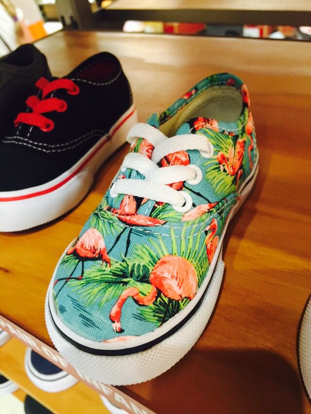 Detail Flamingo Print Vans Nomer 6