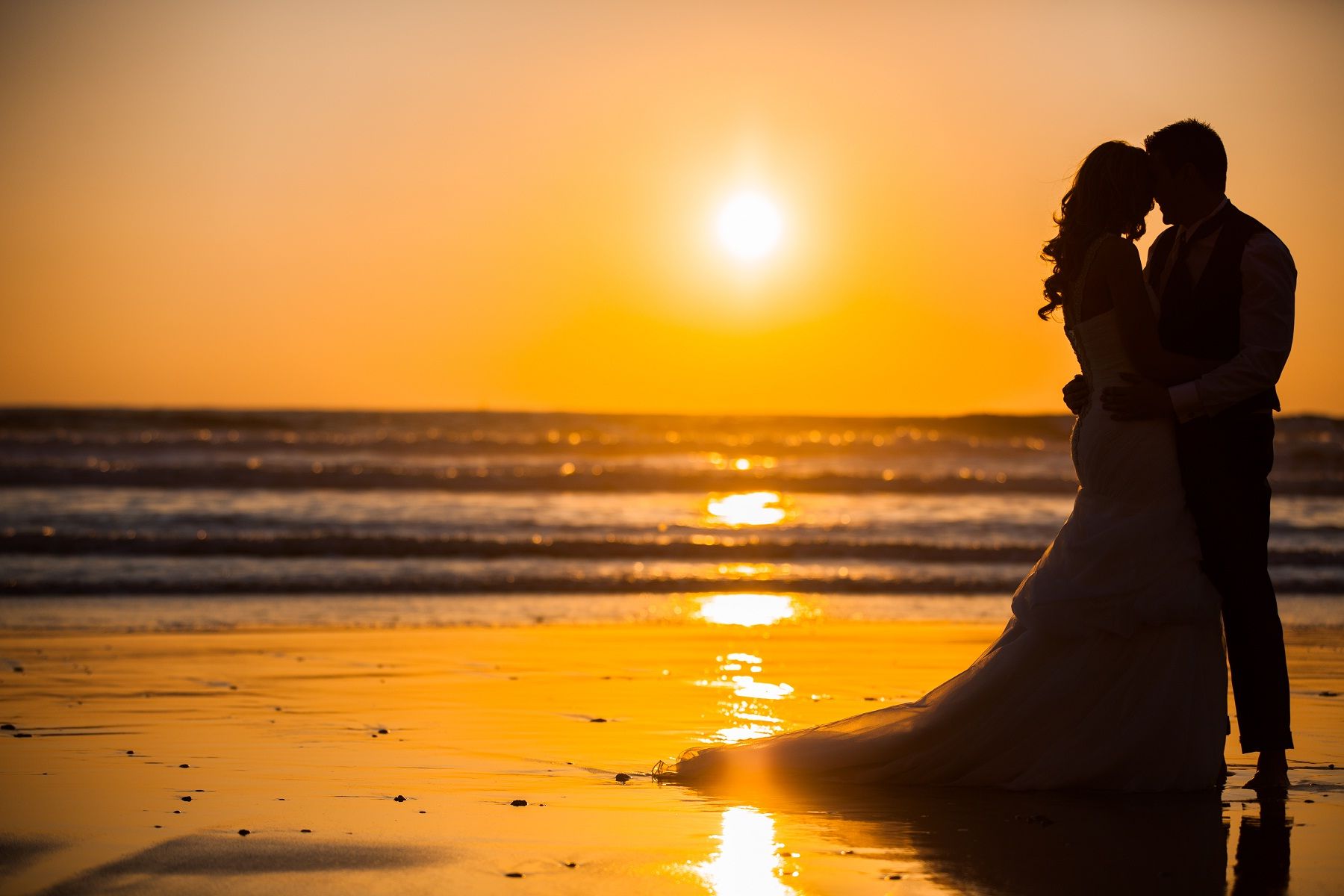 Романтический внезапный брак. Свадьба на закате. Счастливая любовь. Свадьба на море. Свадьба на берегу моря на закате.