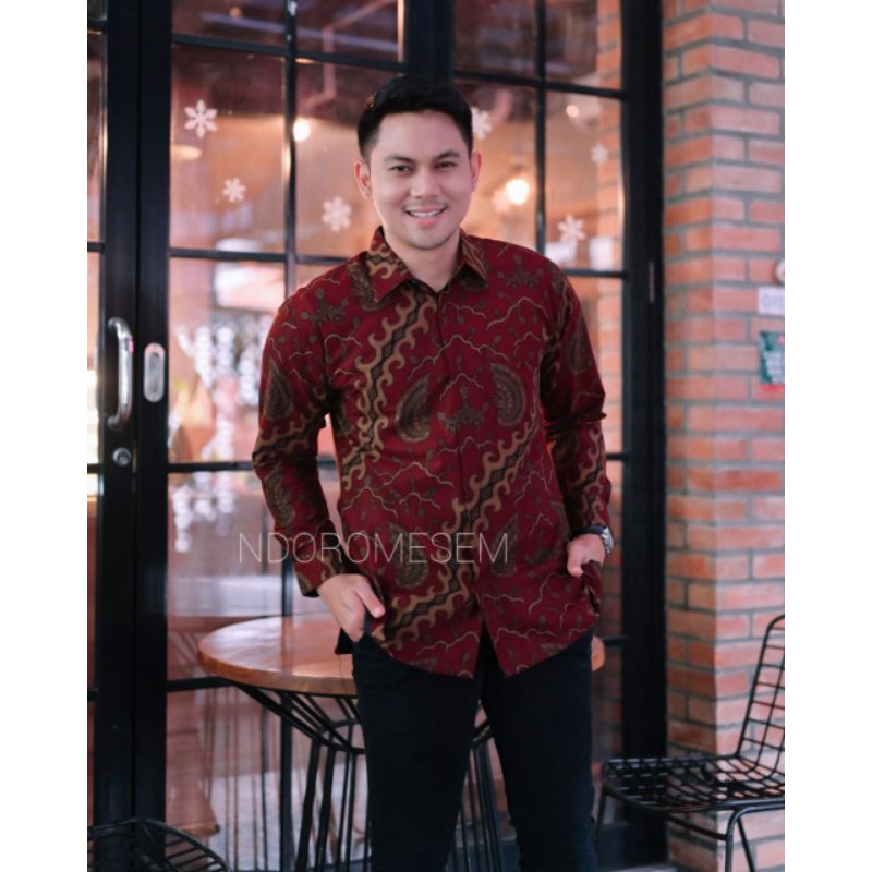 Detail Baju Batik Pria Warna Merah Marun Nomer 4