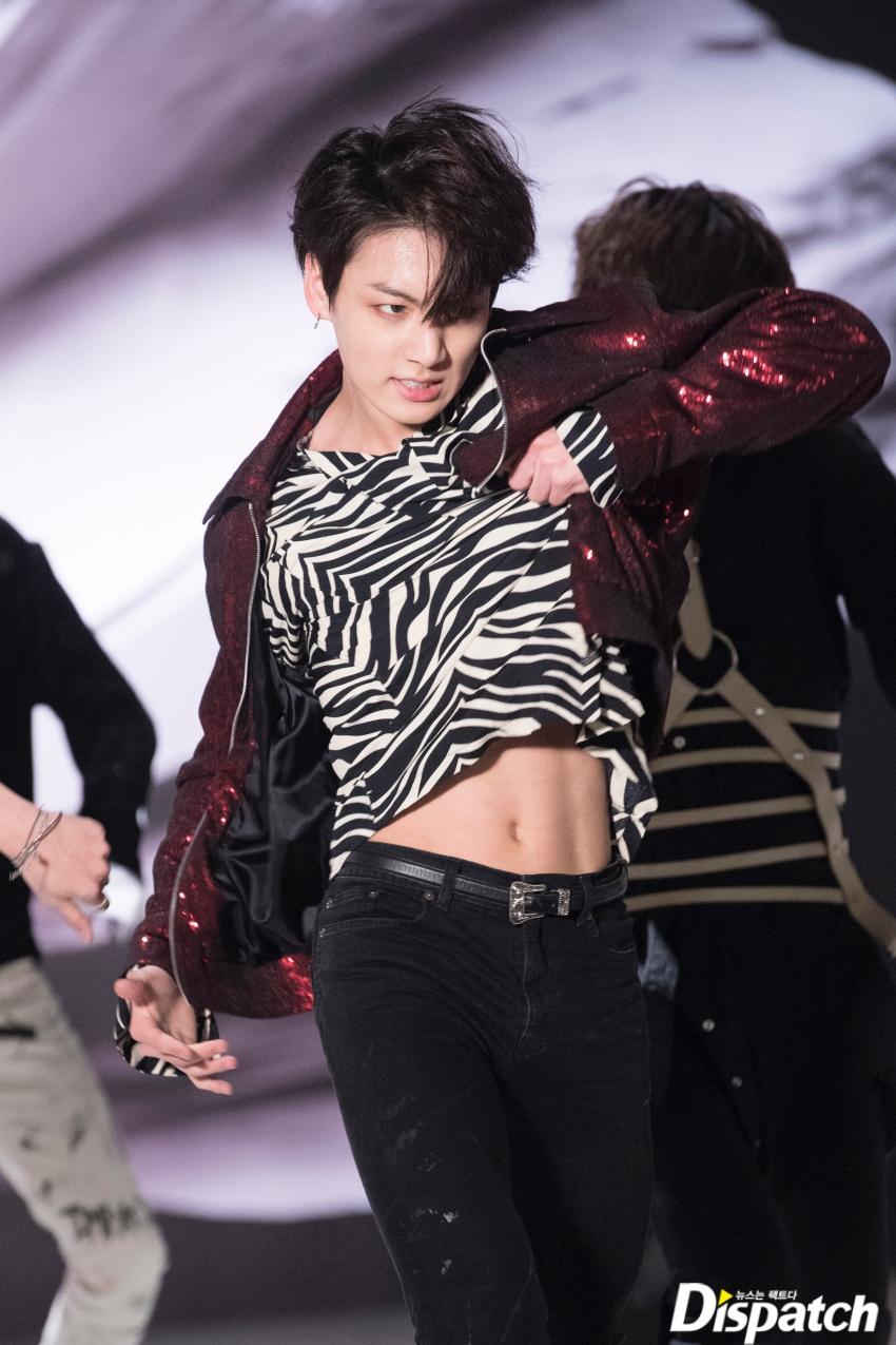 Detail Foto Abs Jungkook Nomer 21