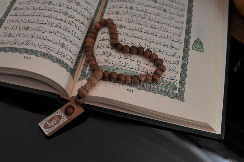 Detail Foto Al Quran Dan Tasbih Nomer 11