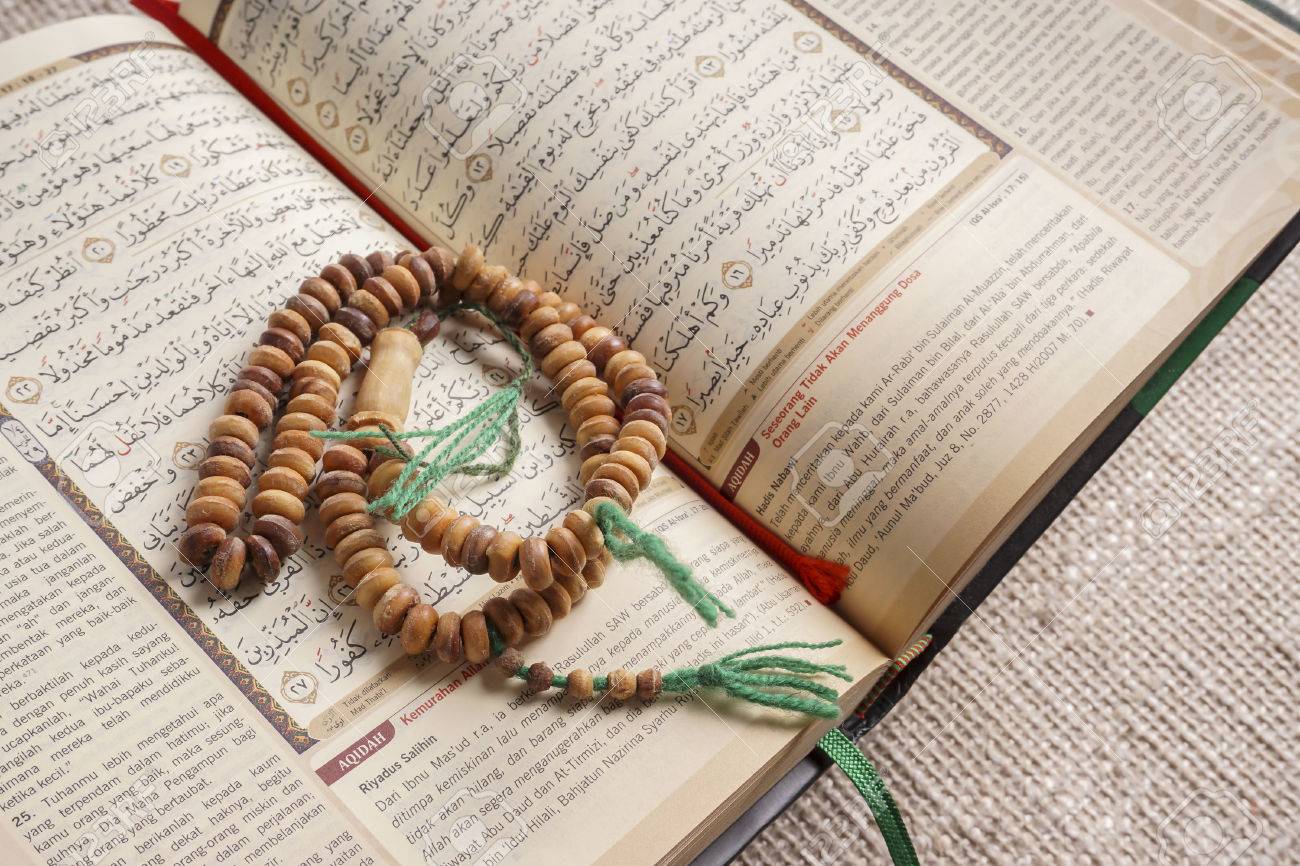 Detail Foto Al Quran Dan Tasbih Nomer 48