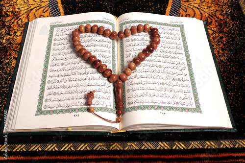 Detail Foto Al Quran Dan Tasbih Nomer 7