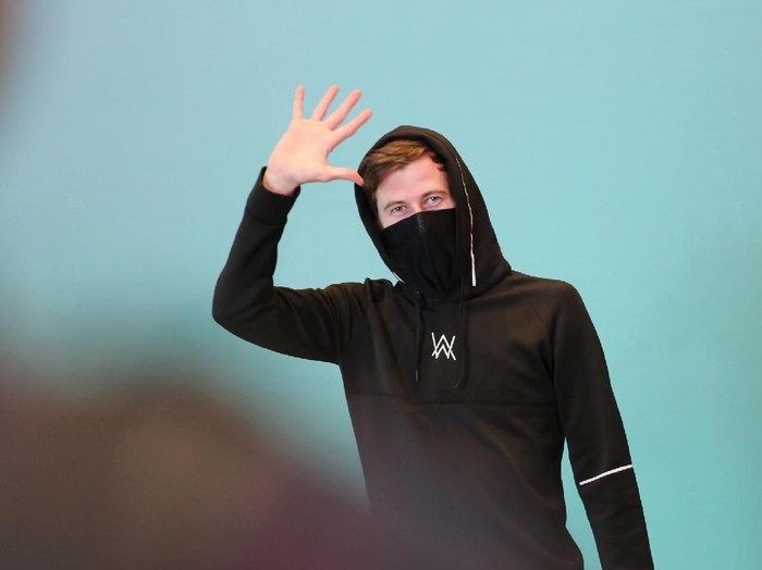 Detail Foto Alan Walker Keren Nomer 26