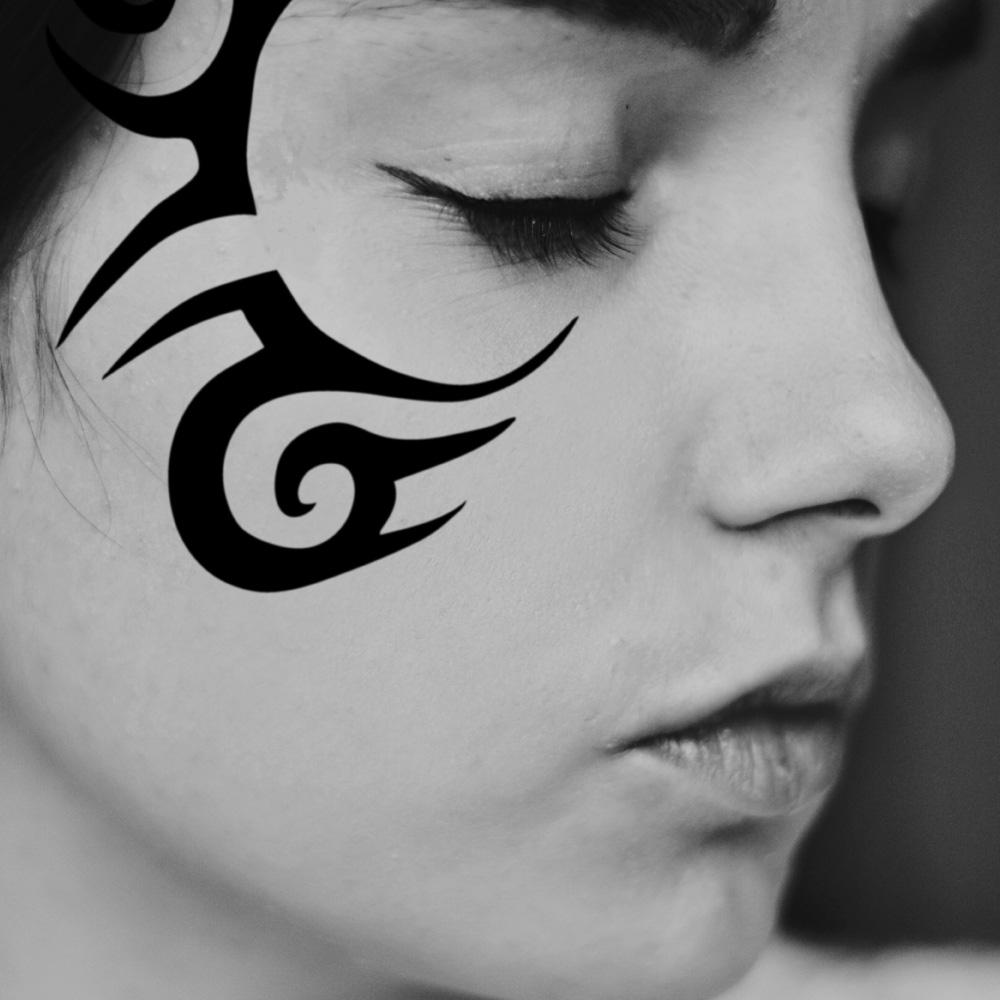 Detail Gesichts Tattoo Mann Nomer 14