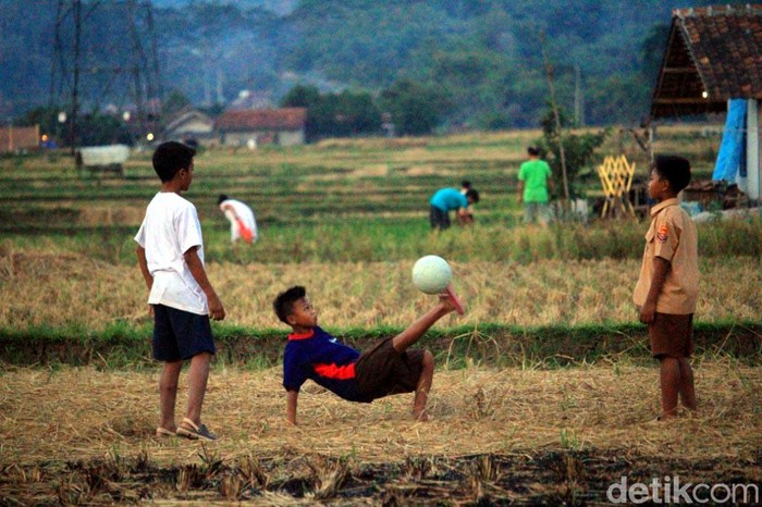 Detail Foto Anak Desa Bermain Nomer 9