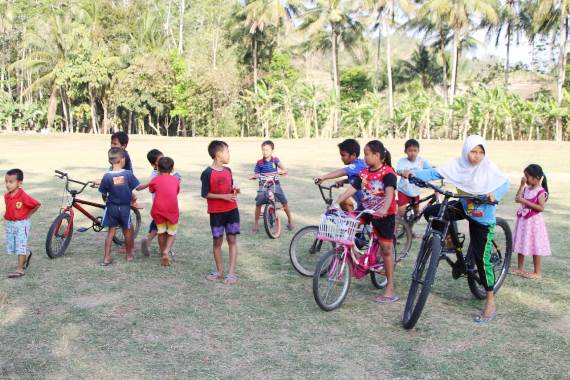 Detail Foto Anak Desa Bermain Nomer 33