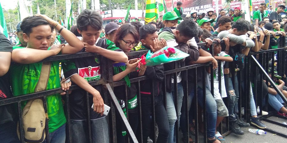 Detail Foto Arema Vs Bonek Nomer 29