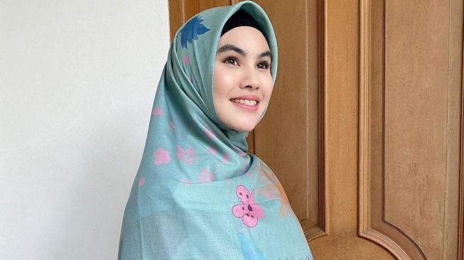 Detail Foto Artis Berhijab Nomer 51