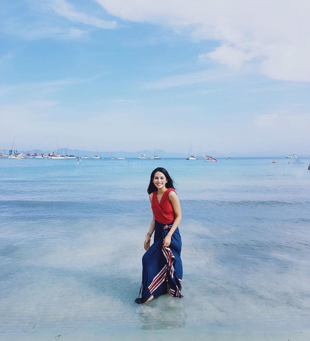 Foto Artis Di Pantai - KibrisPDR