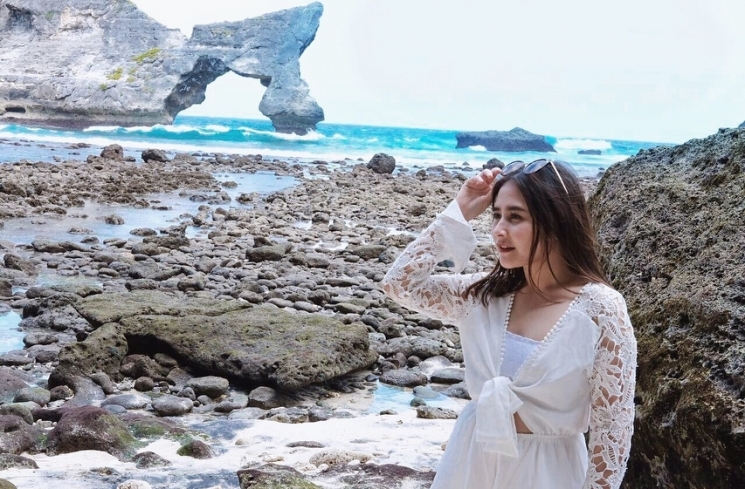 Detail Foto Artis Di Pantai Nomer 27