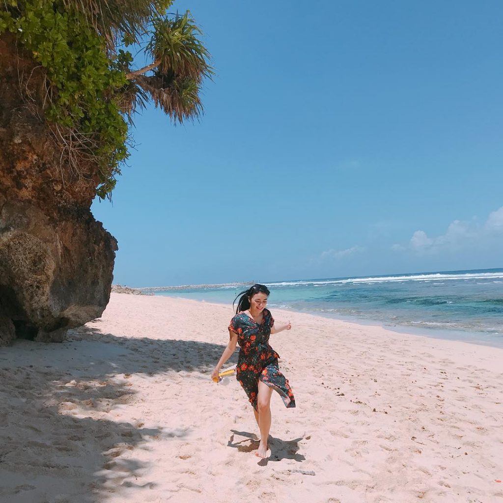 Detail Foto Artis Indonesia Liburan Di Pantai Nomer 23