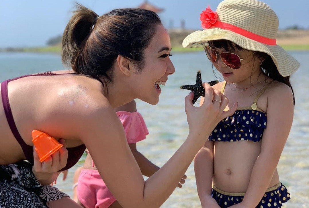 Detail Foto Artis Indonesia Liburan Di Pantai Nomer 27