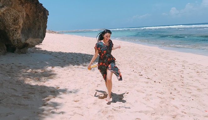 Detail Foto Artis Indonesia Liburan Di Pantai Nomer 34