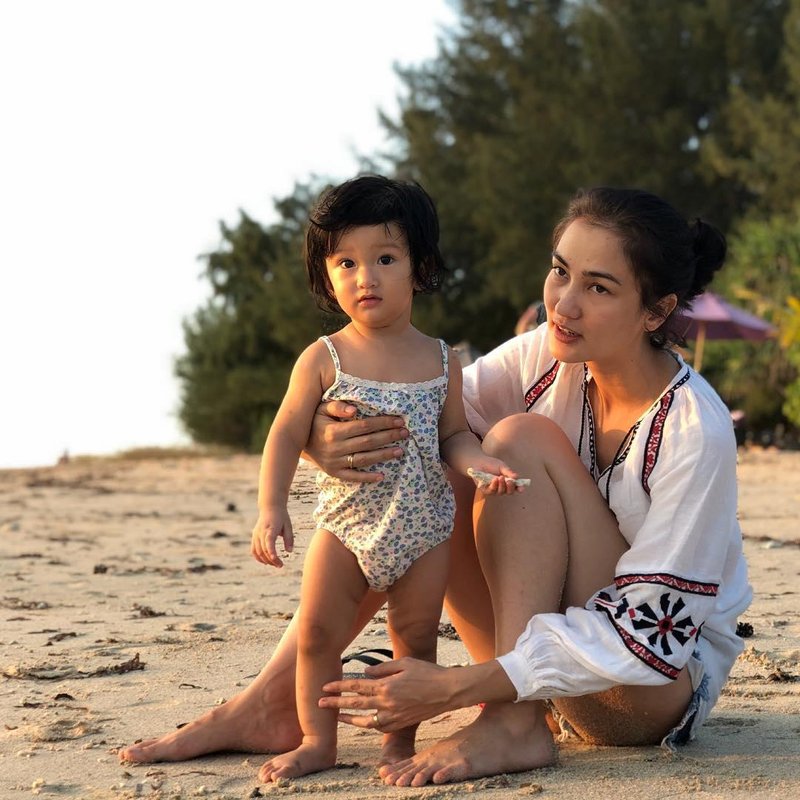 Detail Foto Artis Indonesia Liburan Di Pantai Nomer 5