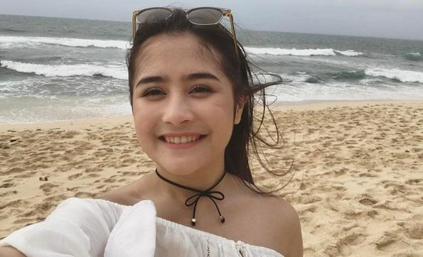 Detail Foto Artis Indonesia Liburan Di Pantai Nomer 7