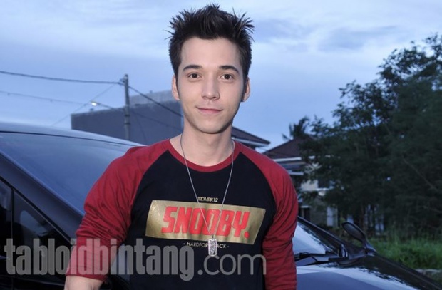 Detail Foto Artis Steven William Nomer 9