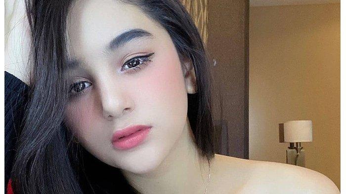 Detail Foto Artis Tampa Busana Nomer 2