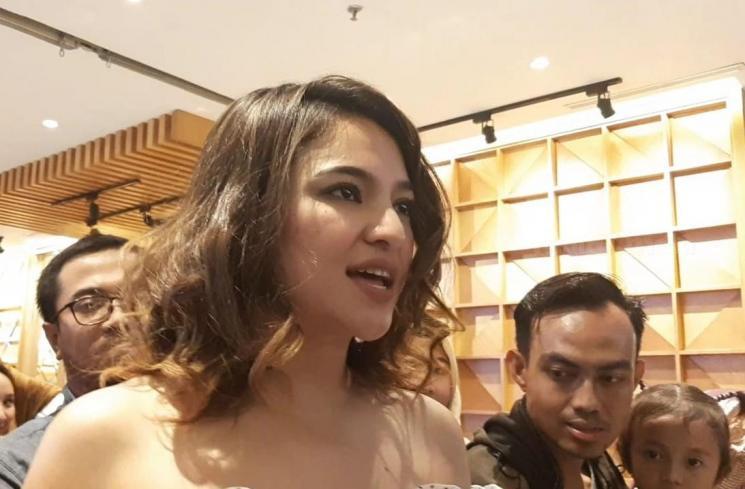 Detail Foto Artis Tidak Pakai Bra Nomer 14