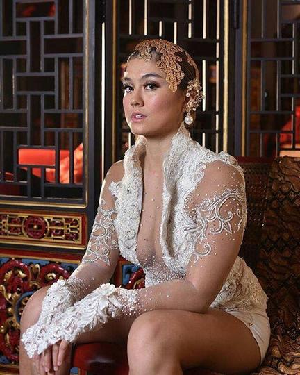 Detail Foto Artis Tidak Pakai Bra Nomer 28