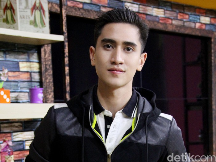 Detail Foto Artis Verrel Nomer 25