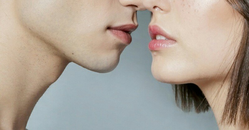 Detail Foto Atau Gambar Romantis Isap Bibir Nomer 40