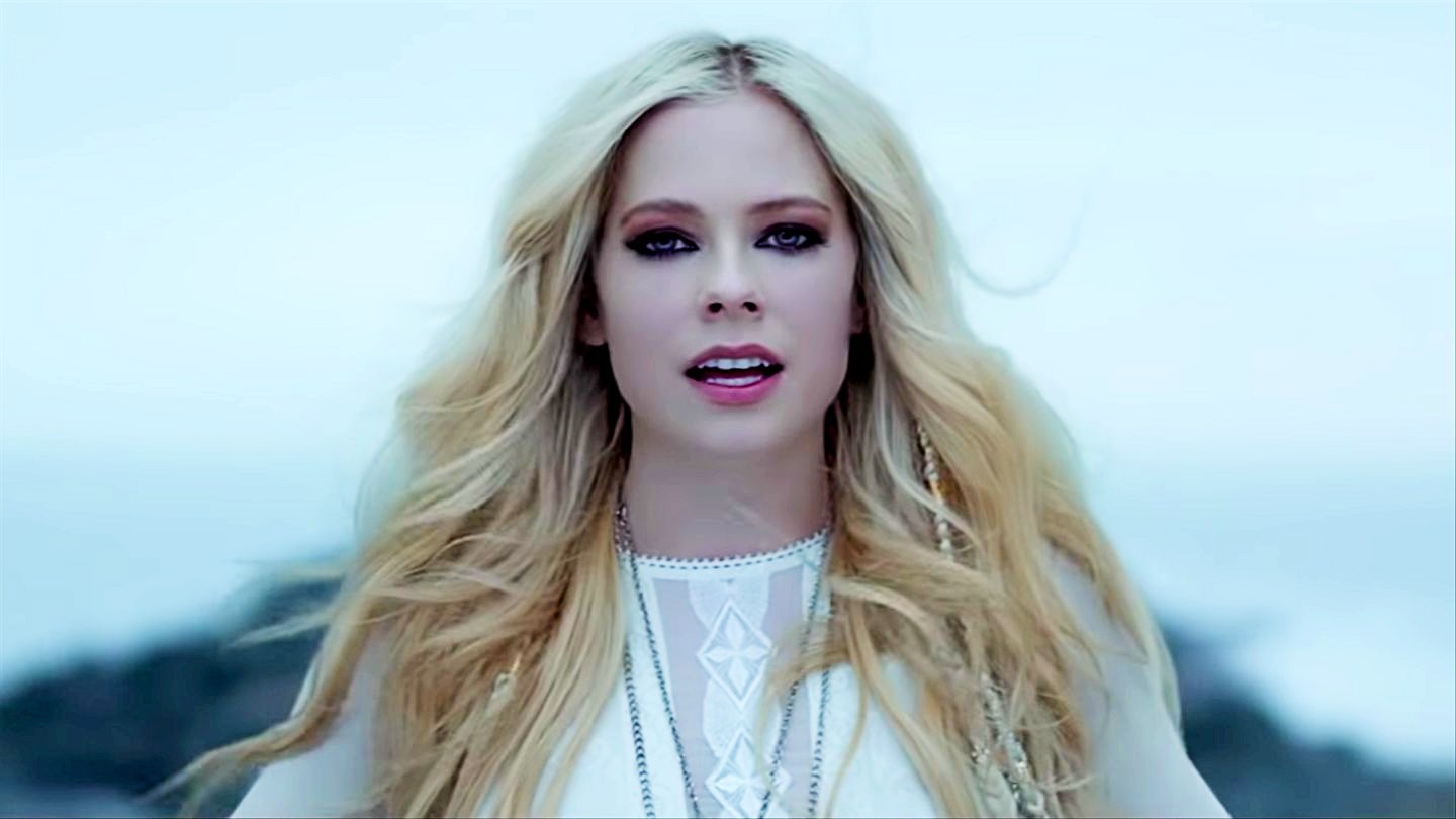 Download Foto Avril Lavigne Nomer 51