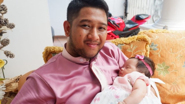 Detail Foto Ayah Gendong Bayi Nomer 31