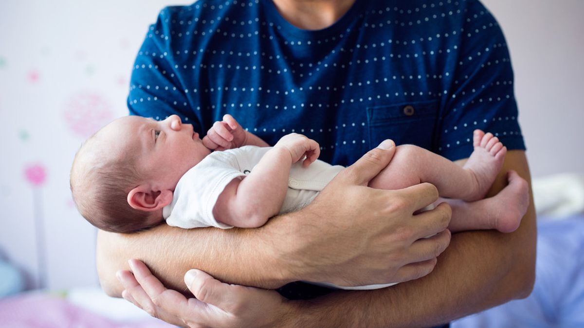 Detail Foto Ayah Gendong Bayi Nomer 6