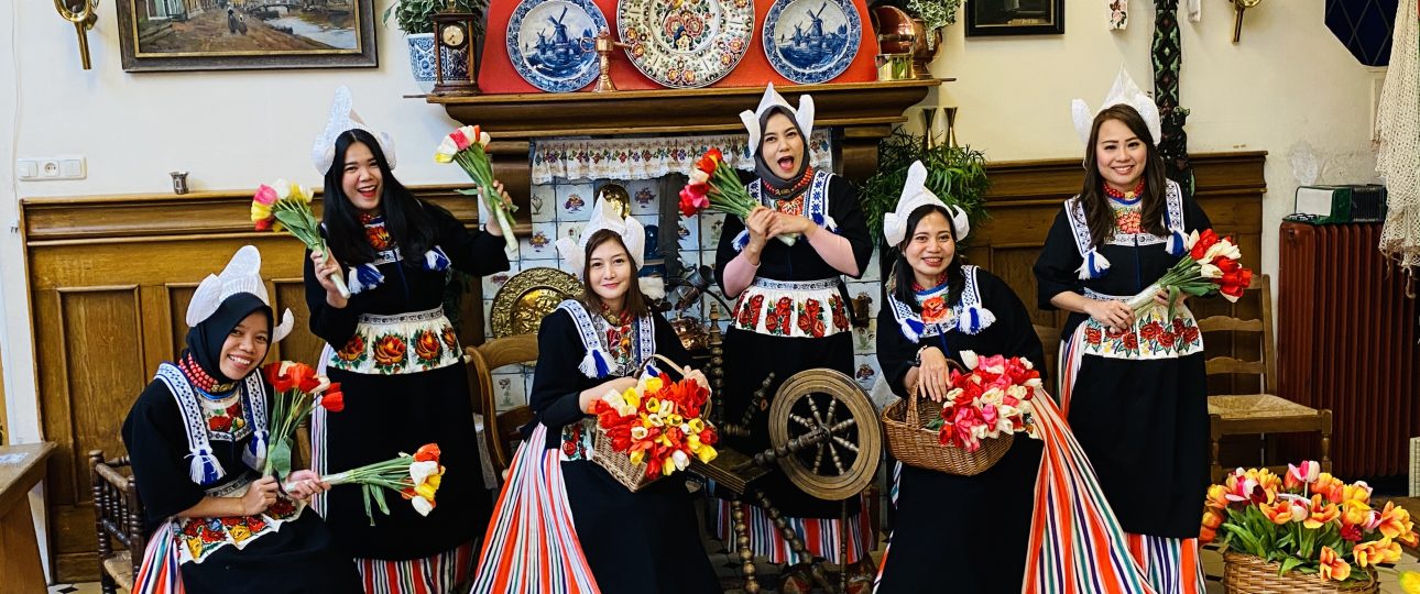 Detail Foto Baju Belanda Di Volendam Nomer 44