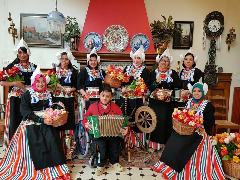 Detail Foto Baju Belanda Di Volendam Nomer 10