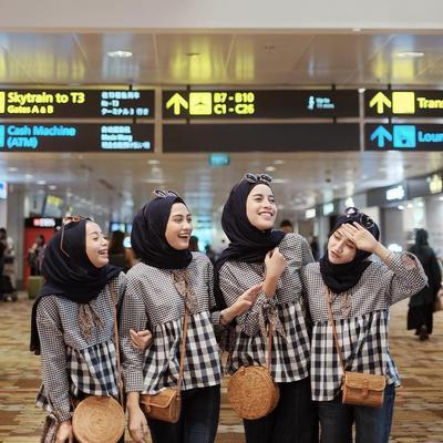 Detail Baju Kapelan Sama Sahabat Perempuan Nomer 54
