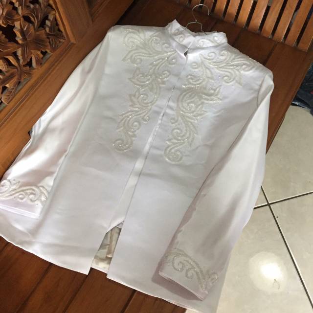 Detail Baju Pengantin Lelaki Warna Putih Nomer 11