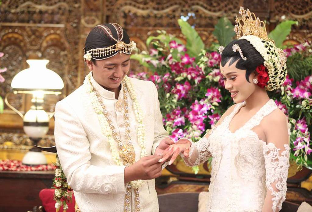 Detail Baju Pengantin Lelaki Warna Putih Nomer 45