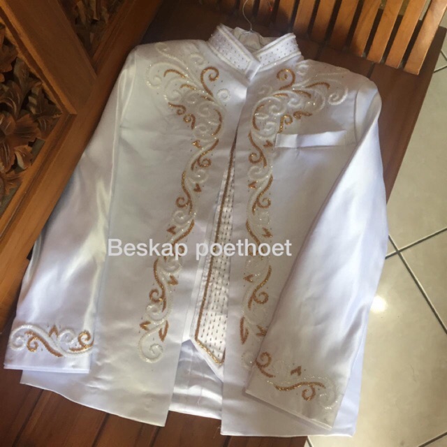 Detail Baju Pengantin Pria Putih Nomer 30