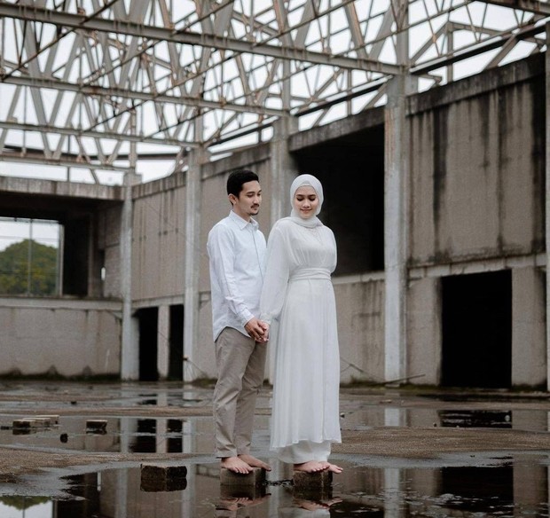 Detail Baju Yang Cocok Untuk Prewedding Outdoor Nomer 17