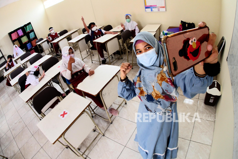 Detail Bangku Kelas Gambar Animasi Ayam Nomer 50