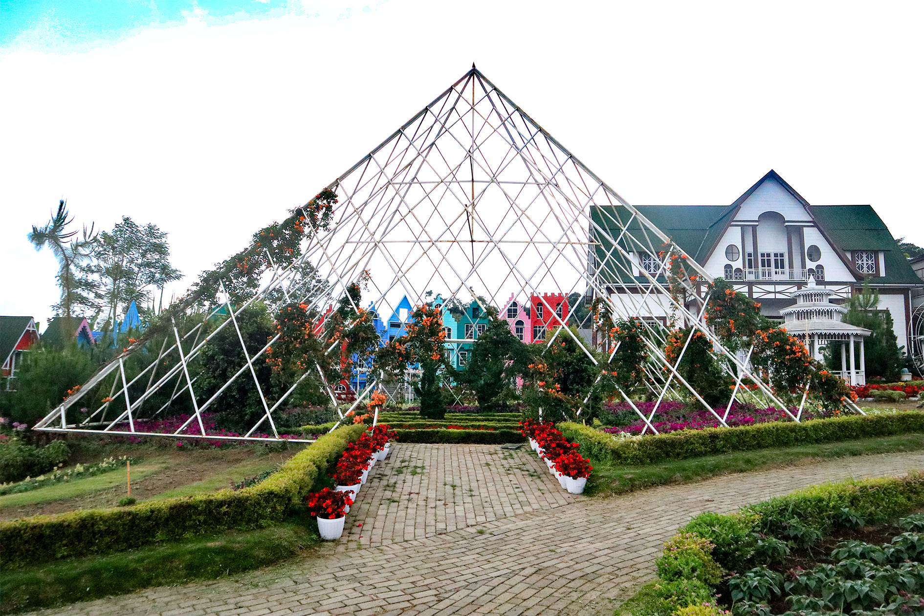 Detail Bangku Taman Bunga Di Tengah Kota Berbentuk Berikut Nomer 41