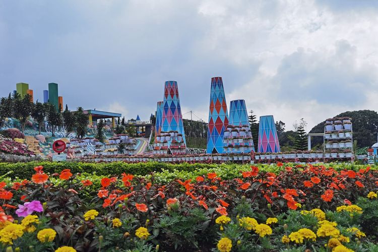 Detail Bangku Taman Bunga Di Tengah Kota Berbentuk Berikut Nomer 47