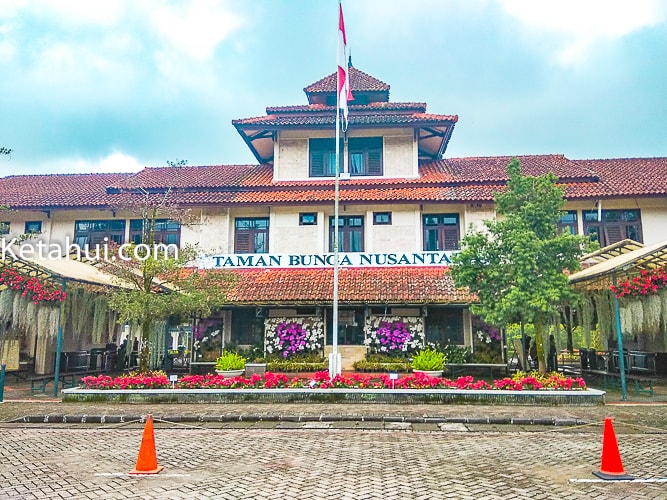 Detail Bangku Taman Bunga Di Tengah Kota Berbentuk Berikut Nomer 53