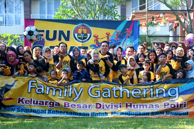 Detail Banner Family Gathering Keren Nomer 25